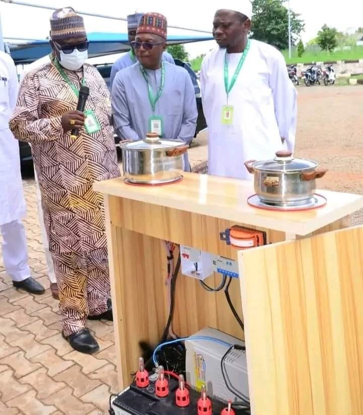 Cuiseur solaire inventé à l'Université fédérale de Lafia (FULafia), Nigeria 